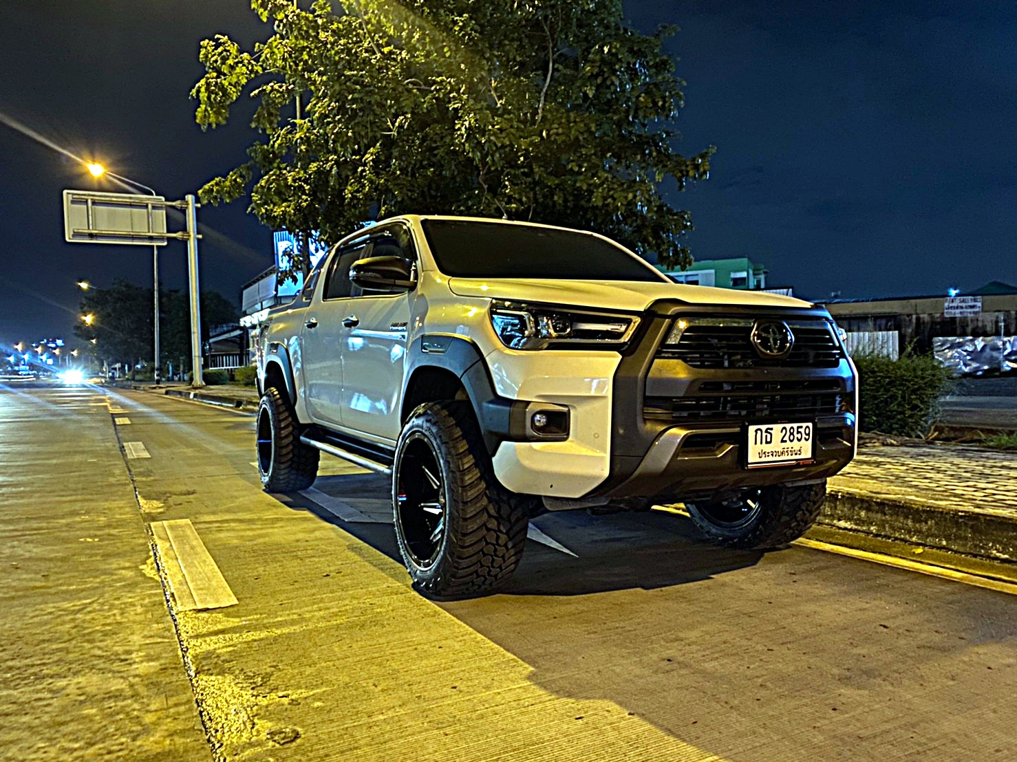 TOYOTA REVO ทรงเมกา