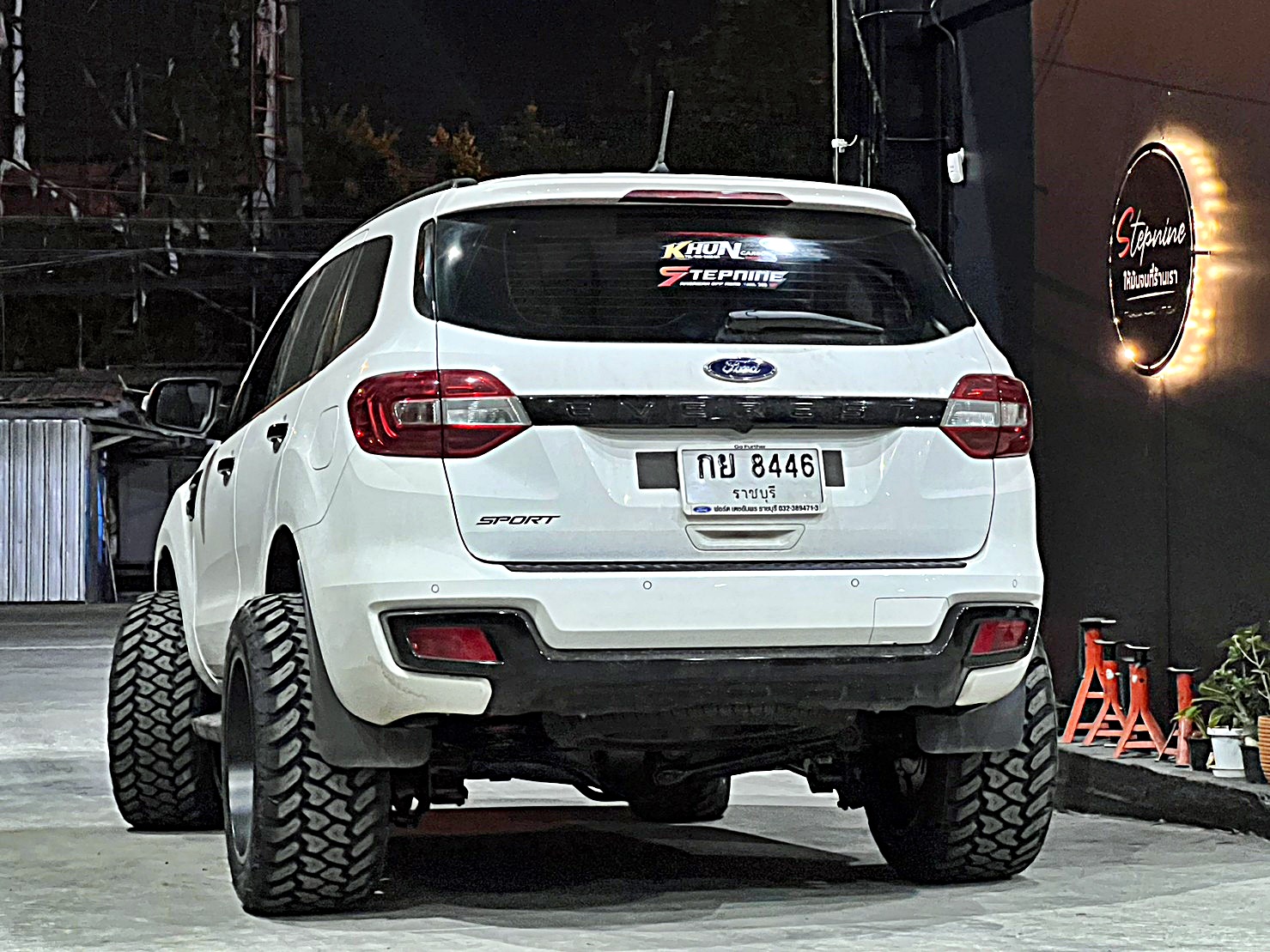 FORD EVEREST จองคิวมาจาก ราชบุรี แต่งแนวเมกาที่ STEP9