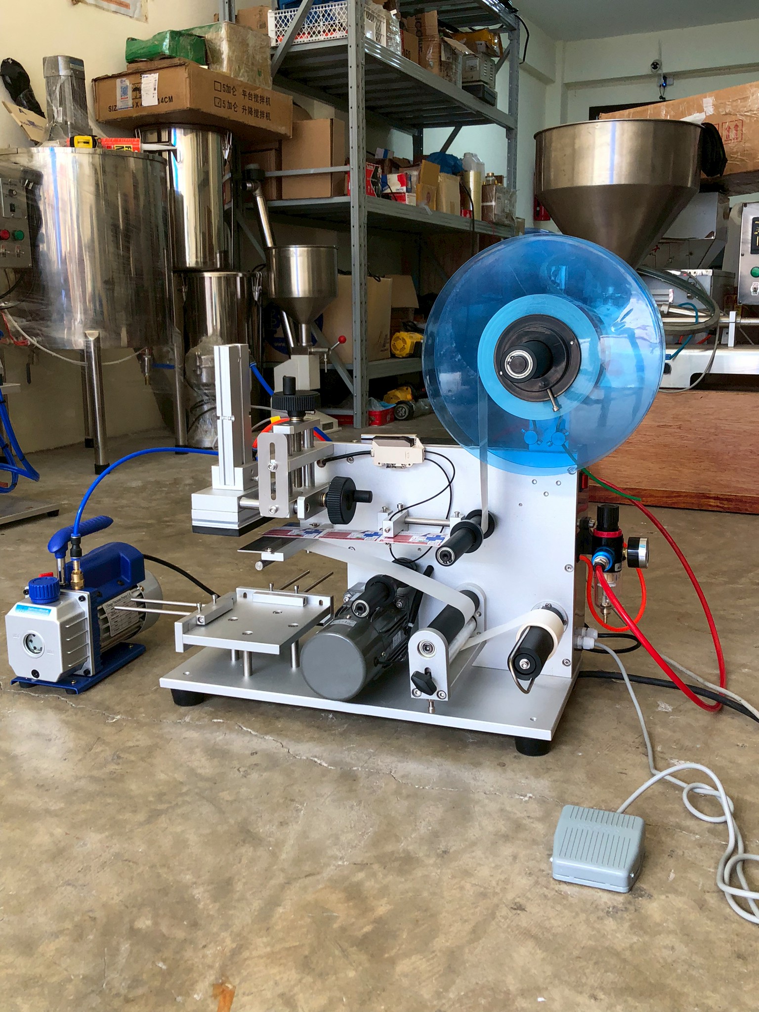 เครื่องติดฉลากแบบกึ่งอัตโนมัติ สำหรับผิวเรียบ ฝากระปุก กล่อง กระป๋อง ทรงเหลี่ยม TB60