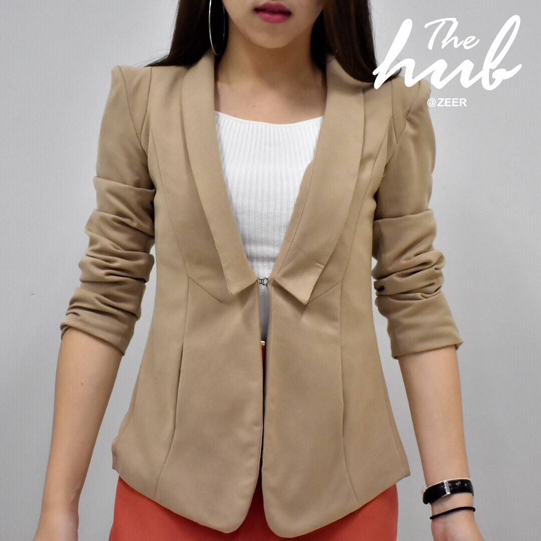 เสื้อสูทสีน้ำตาลอ่อน