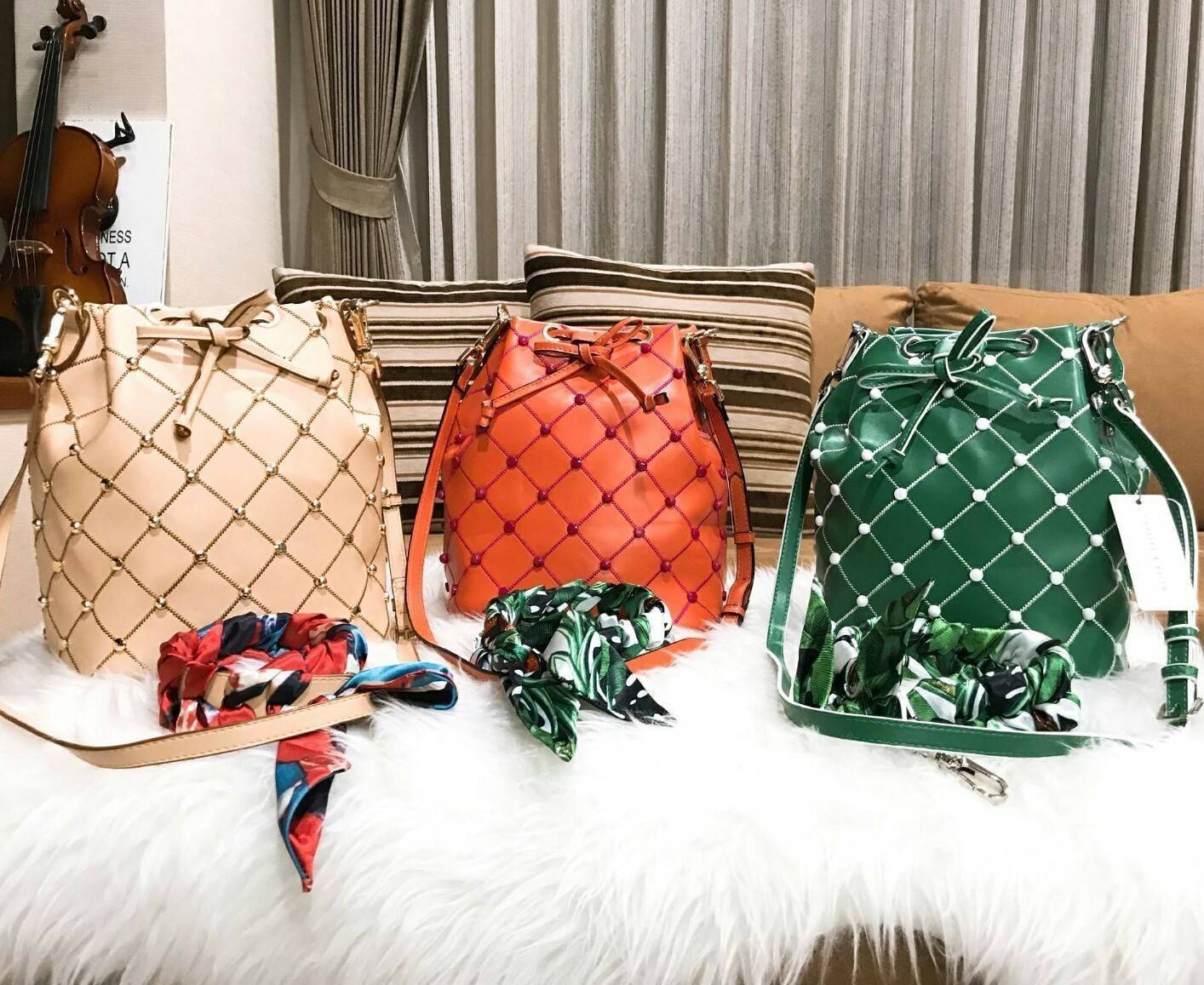 กระเป๋าสะพาย แต่งหมุด ประดับ Scarf