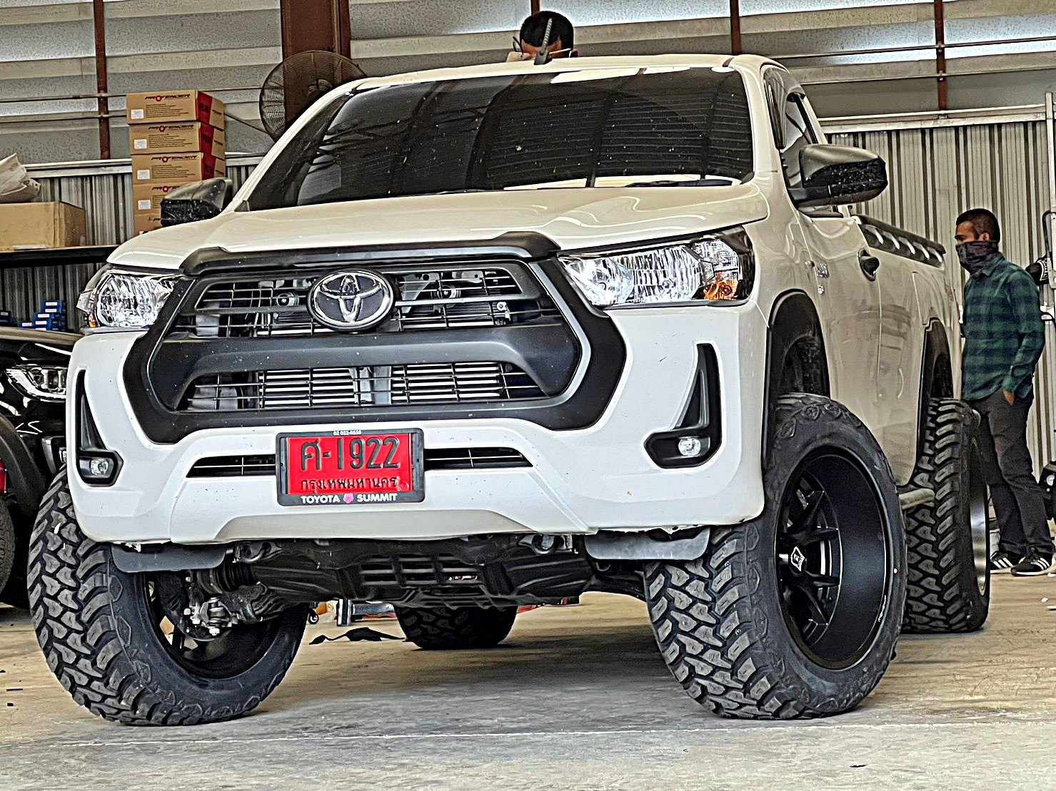 TOYOTA REVO แต่งทรงเมกาที่ STEP9