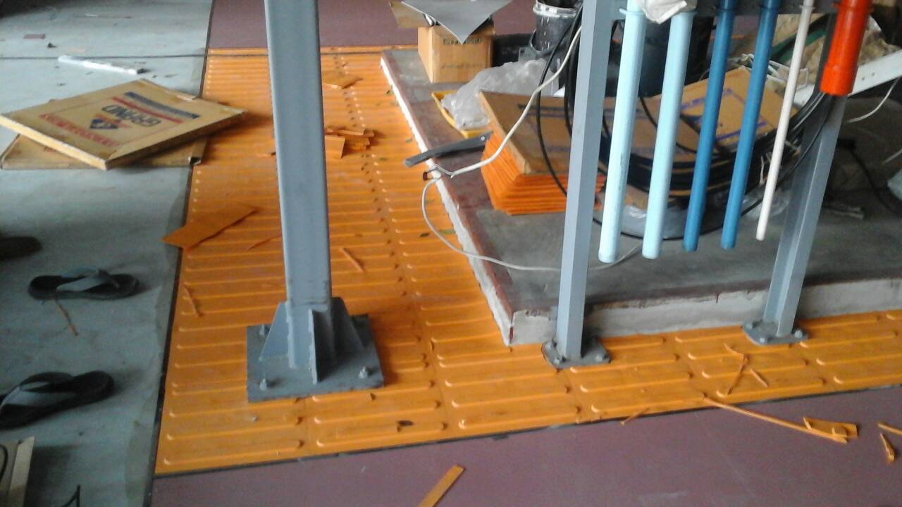 กระเบื้องยาง นำทางคนตาบอด ลายเส้นตรง สีส้ม 1000แผ่น/ราคาต่อแผ่น100บาท(กรุณาดูราคาต่อจำนวนการสั่งน๊ะค่ะ)(กรุณารอร้านยืนยันการสั่งทางเมล์)