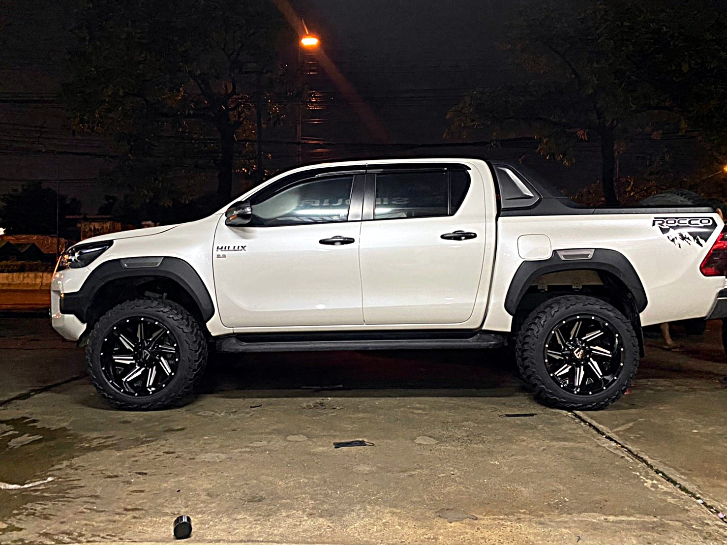 TOYOTA REVO ทรงเมกา