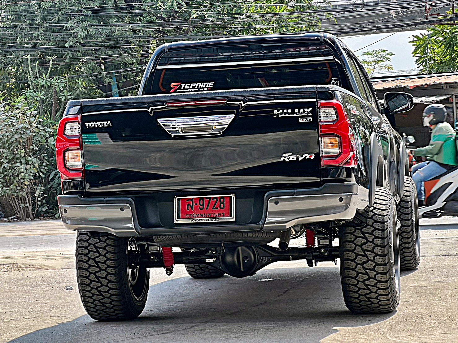 TOYOTA REVO แต่งทรงเมกาที่ STEP9