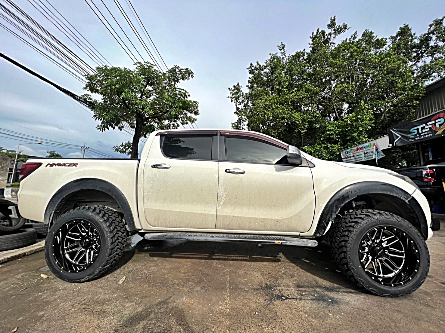 ตัวอย่างการแต่งรถแนวเมกา สำหรับ MAZDA