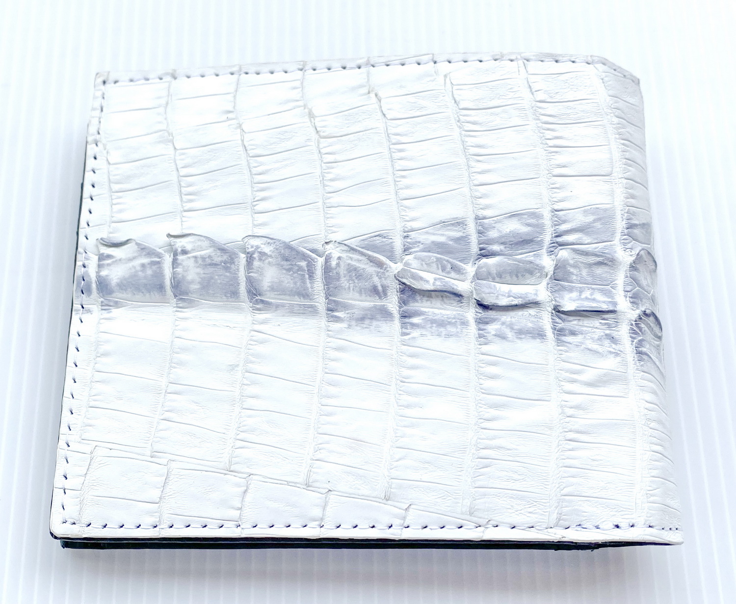 กระเป๋าสตางค์หนังจระเข้แท้ ส่วนหาง สีขาว