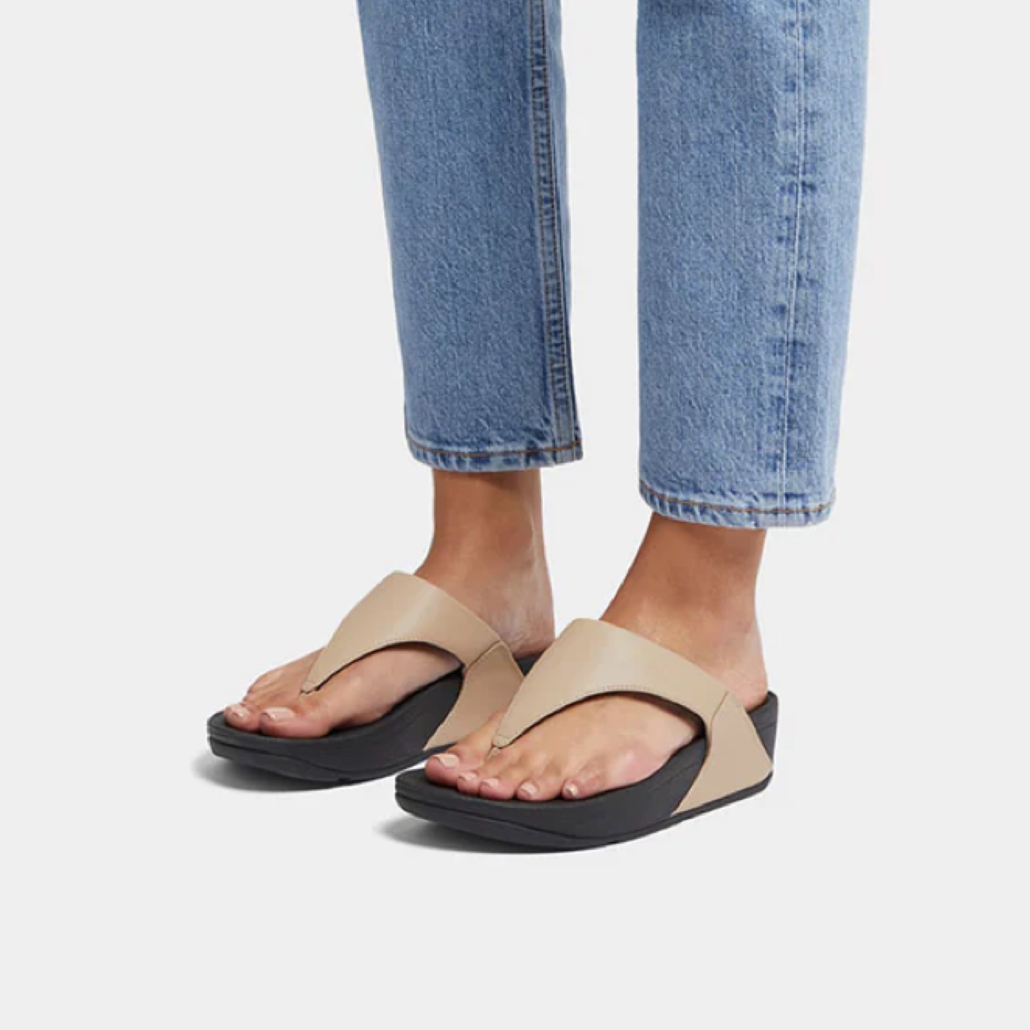 รองเท้า FitFlop Lulu Leather Toe-Post Women Sandals ‘LATTE’ (W7US)
