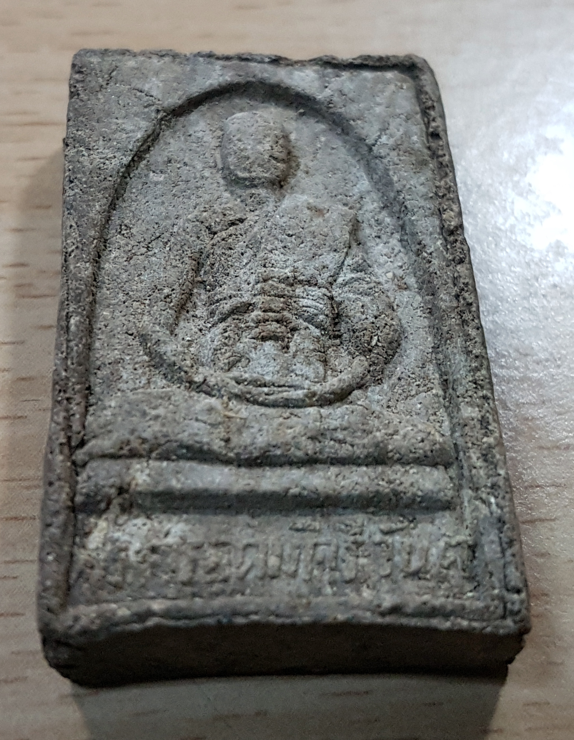 พระผงพระครูอุดมคิรีวันท์ วัดคิรีวันท์ นครราชสีมา อีกด้านหลวงพ่อกัญหา