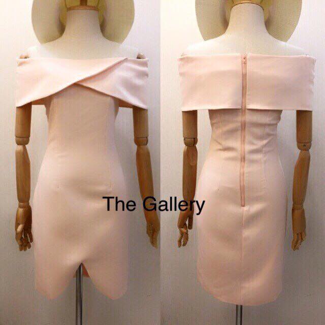 เดรสเปิดใหล่ทรงเข้ารูปรับกับส่วนโค้งเว้าสวย