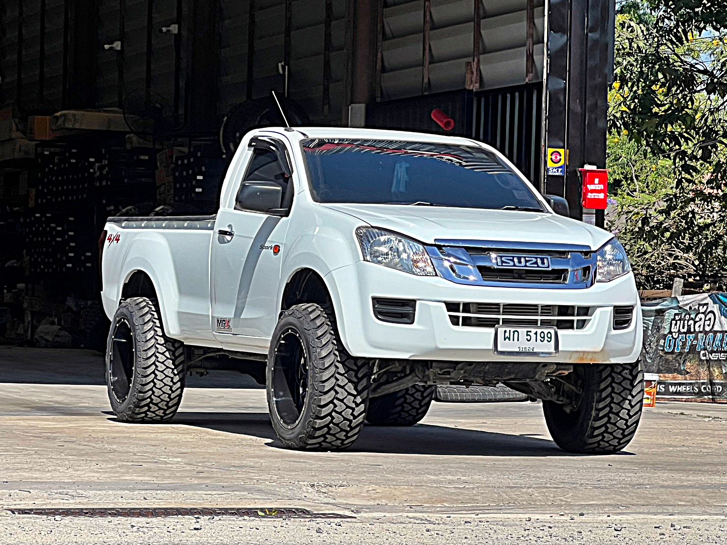 D-MAX หัวเดียว จองคิวมาจากระยอง แต่งทรงเมกาที่ STEP9