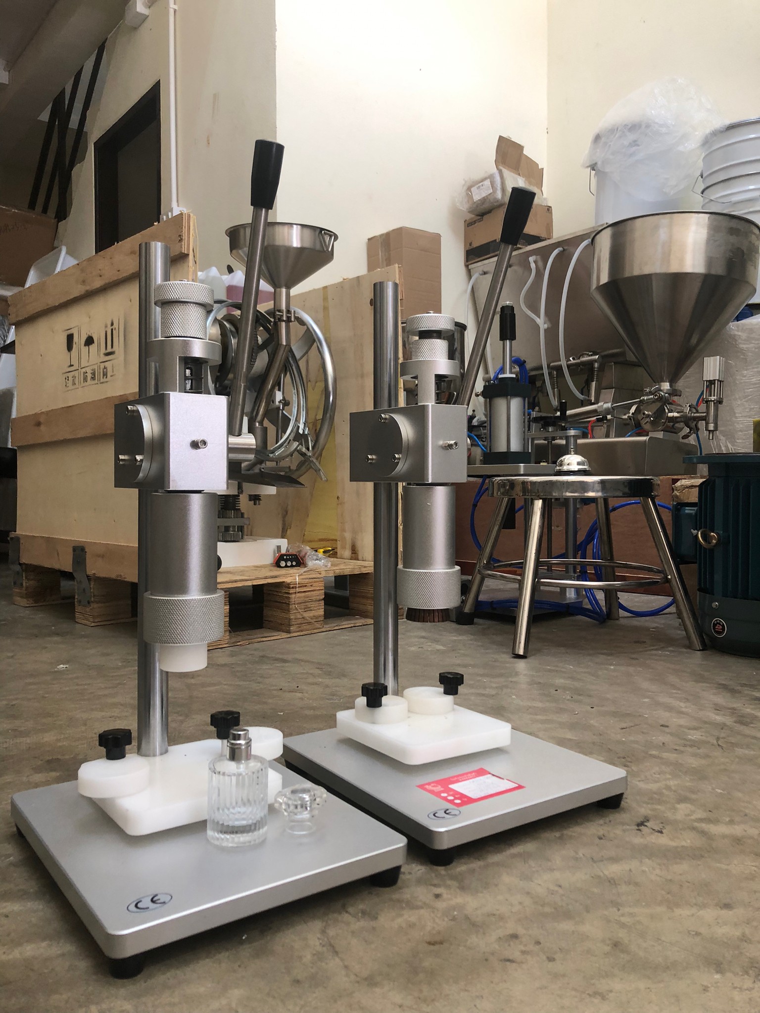 13935 เครื่องปิดขวดน้ำหอมสเปรย์ เครื่องปิดฝา แบบ มือโยก หนีบคอขวดน้ำหอม หนีบขวดยาฉีด