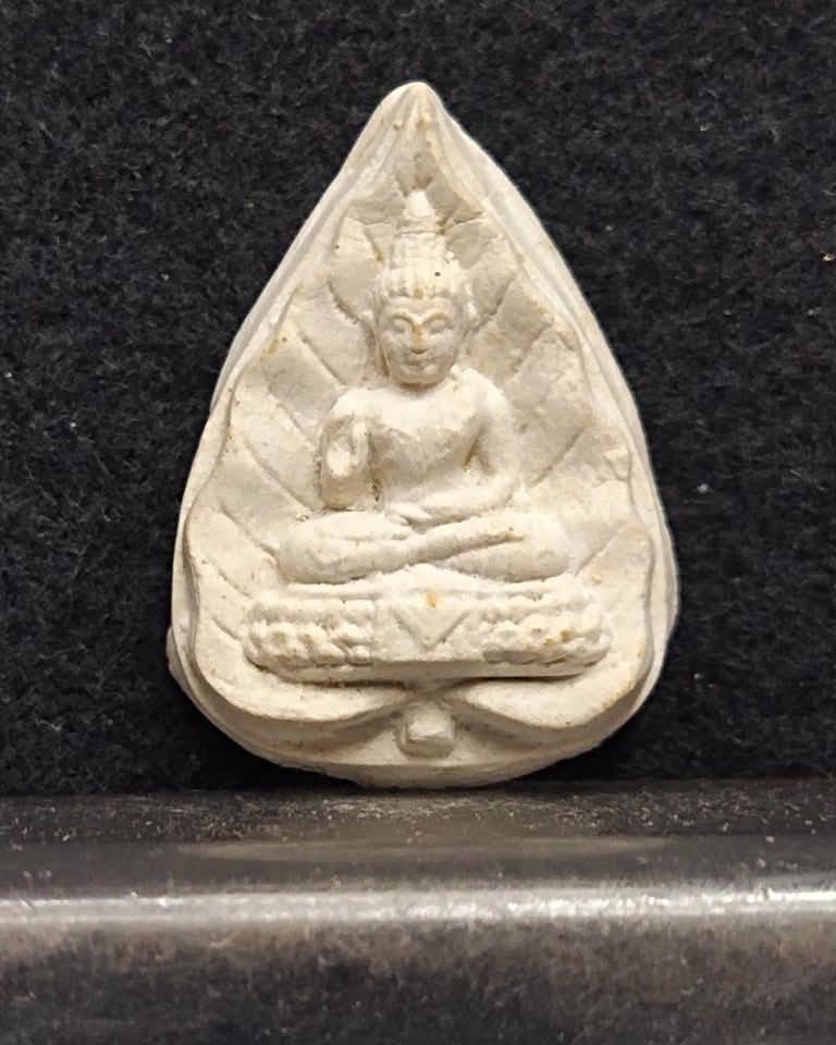 พระผงใบโพธิ์พิมพ์ประทานพร หลวงปู่ญาท่านสวน ฉันทโร วัดนาอุดม