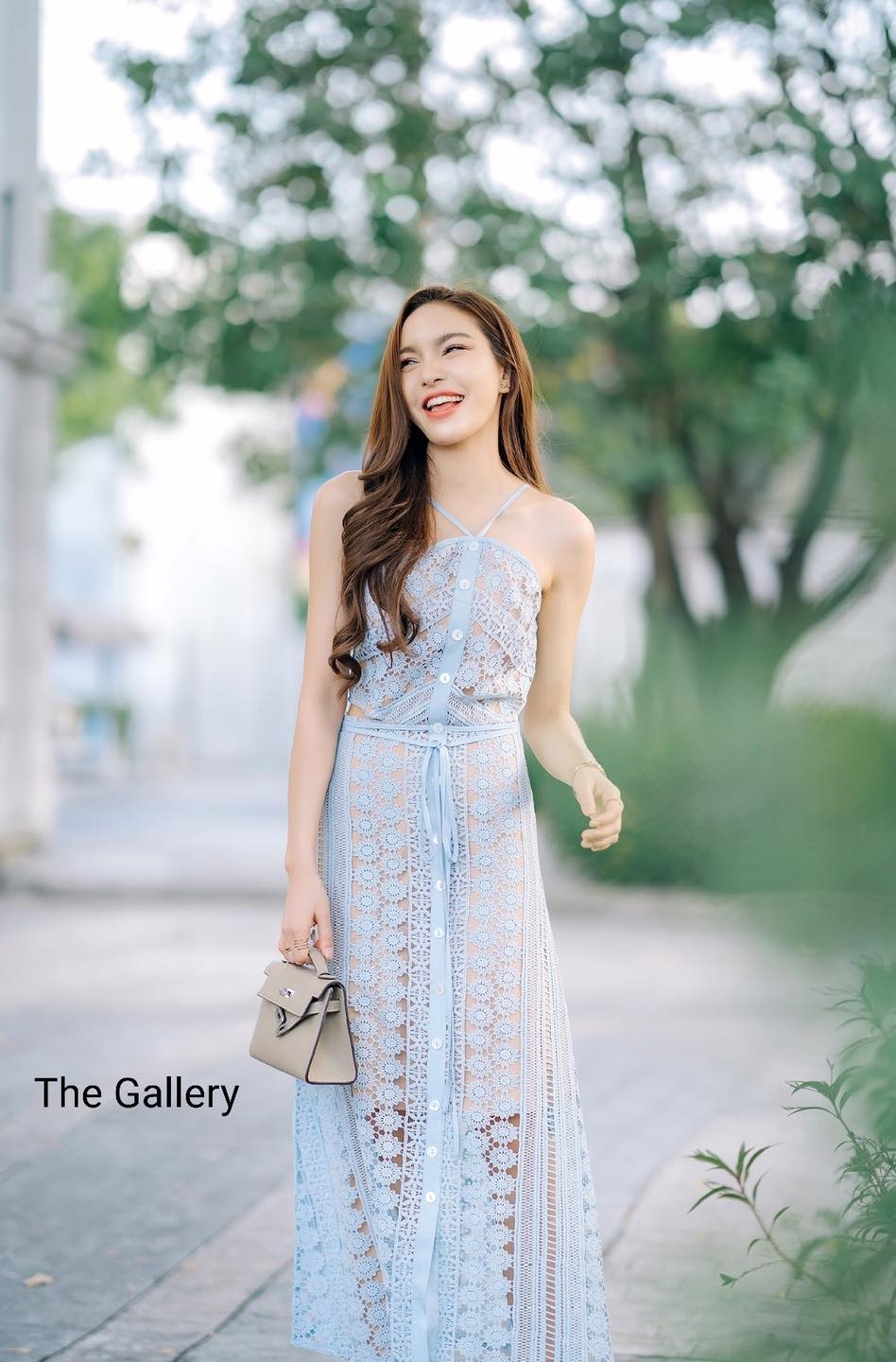 เดรสลูกไม้แสนหวานแต่ลุคสุดเฟี๊ยส ที่มาพร้อมกับคัตติ้งสุดเนี้ยบดีเทลแน่น ๆ รับรองค่ะลุคนี้ all day all night กันแบบไม่พลาดแน่นอน สวยขนาดนี้ต้องรีบจัดแล้วนะคะ