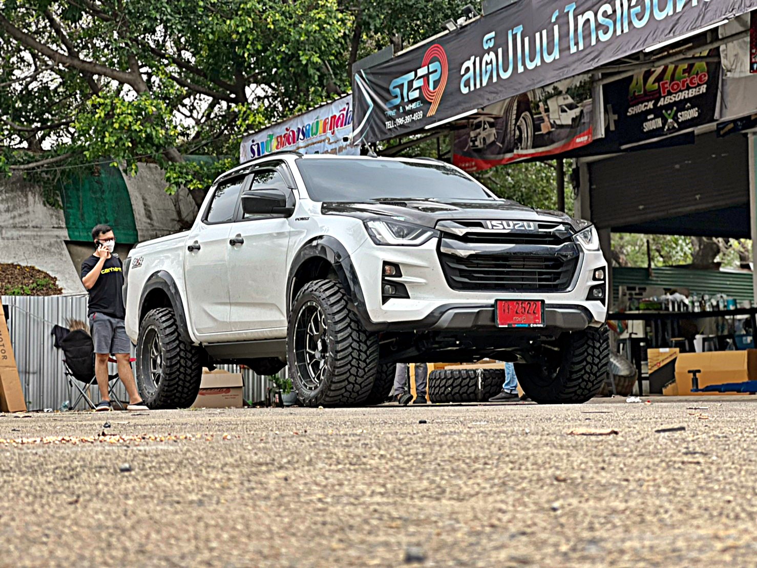 D-MAX ทรงเมกา โคตรหล่อที่ STEP9