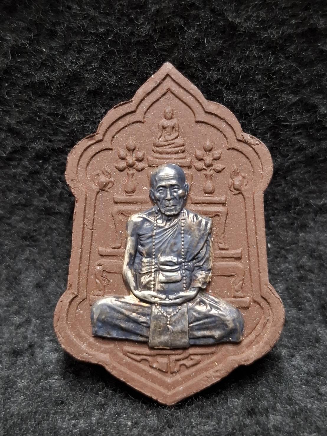 พระผงโต๊ะหมู่ รุ่นมหาลาภหนุนดวง 88 ญาท่านคำบุ คุตฺตจิตฺโต วัดกุดชมพู จ.อุบลรสชธานี