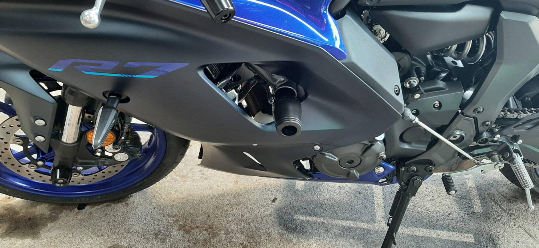 กันล้มข้าง R7,MT07,XSR700 Mothracing กันล้มผลิตจากอลูมิเนียมนำเข้าไม่เจาะแฟริ่ง(65) สีดำ