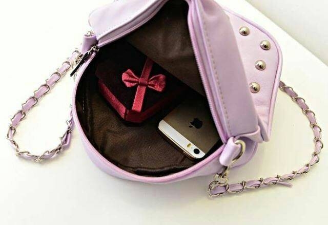 กระเป๋าหนังทรง 5 เหลี่ยมปักหมุดเงิน