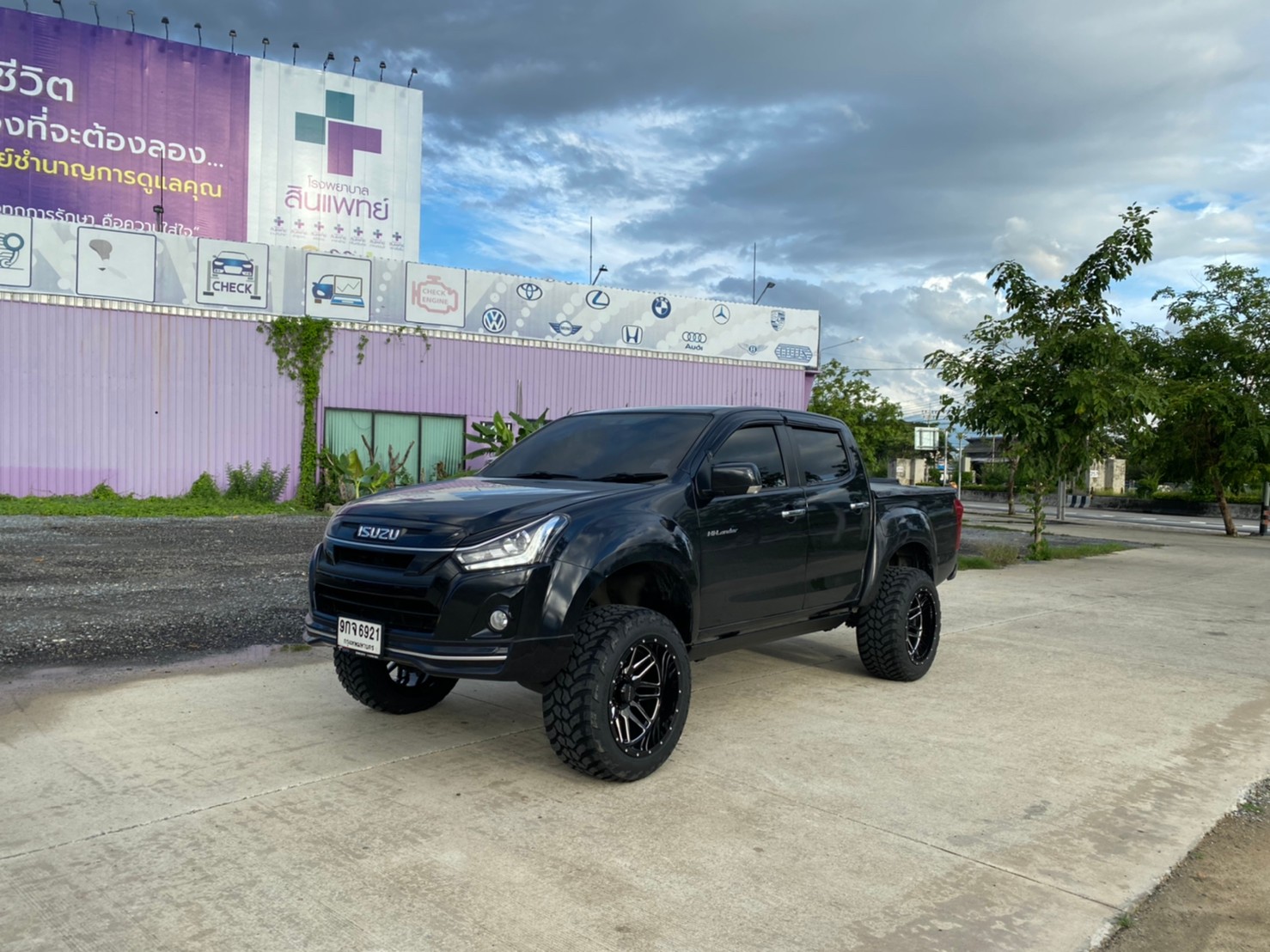 D-MAX จัดทรงเมกา ที่ STEP9 หล่อทุกลำ