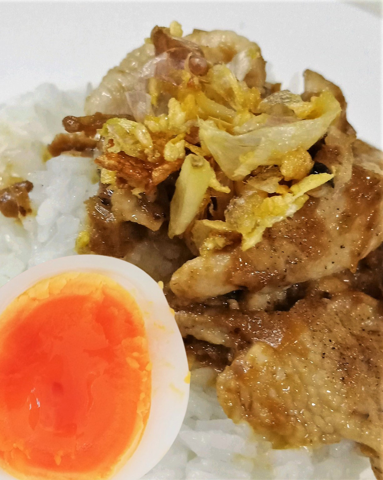 ข้าวไก่หมักนุ่มกระเทียมพริกไทยดำไข่เยิ้ม