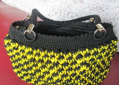 กระเป๋าถือเชือกร่มสตอเบอรี่ดำเหลือง