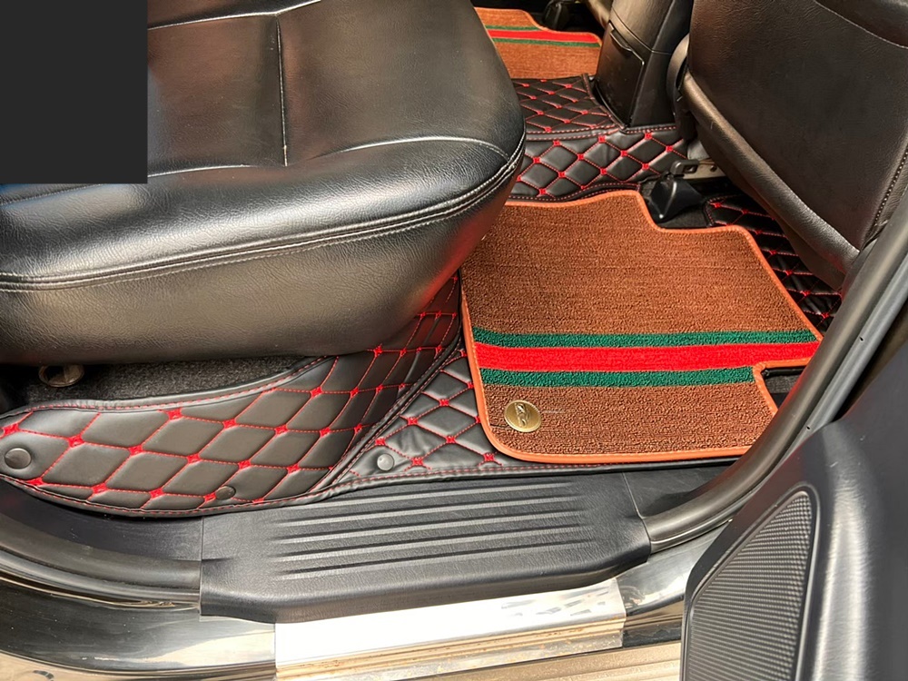 พรมปูพื้นรถยนต์7D TOYOTA VIGO 4DOOR เสริมใยดักฝุ่น เข้ารูป เต็มคัน