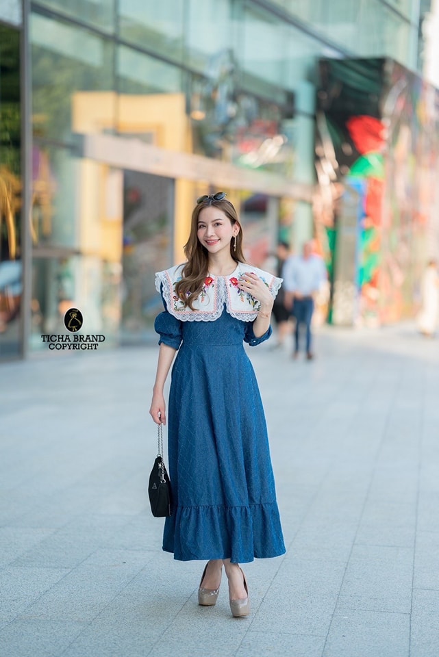 Maxi Dress ยีนส์ตารางแขนตุ๊กตาคอบัวแต่งระบายลูกไม้และปักดอกฉ่ำมากๆ