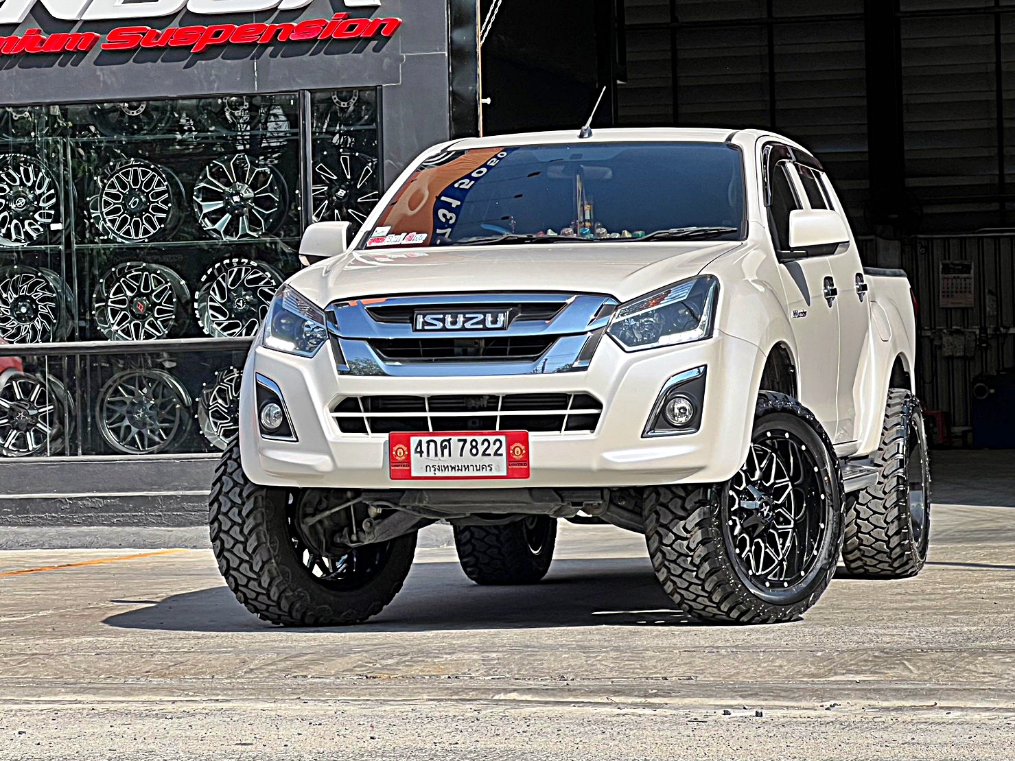 D-MAX แต่งทรงเมกาที่ STEP9