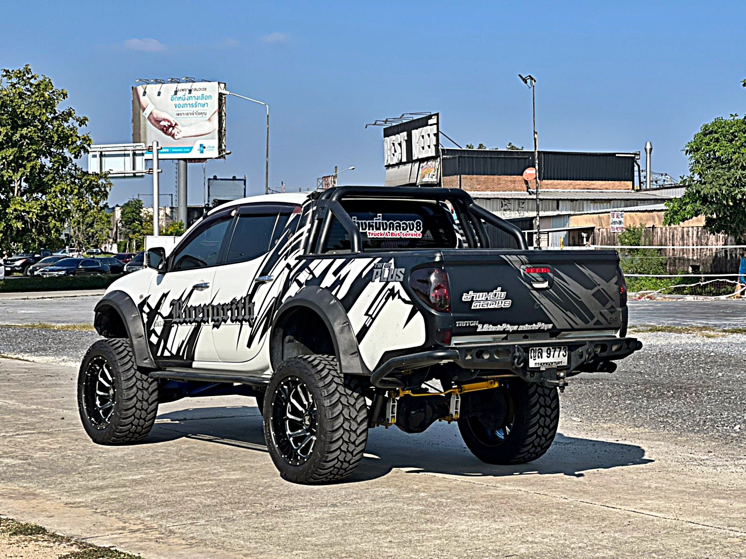 TRITON ทรงเมกา ที่ STEP9