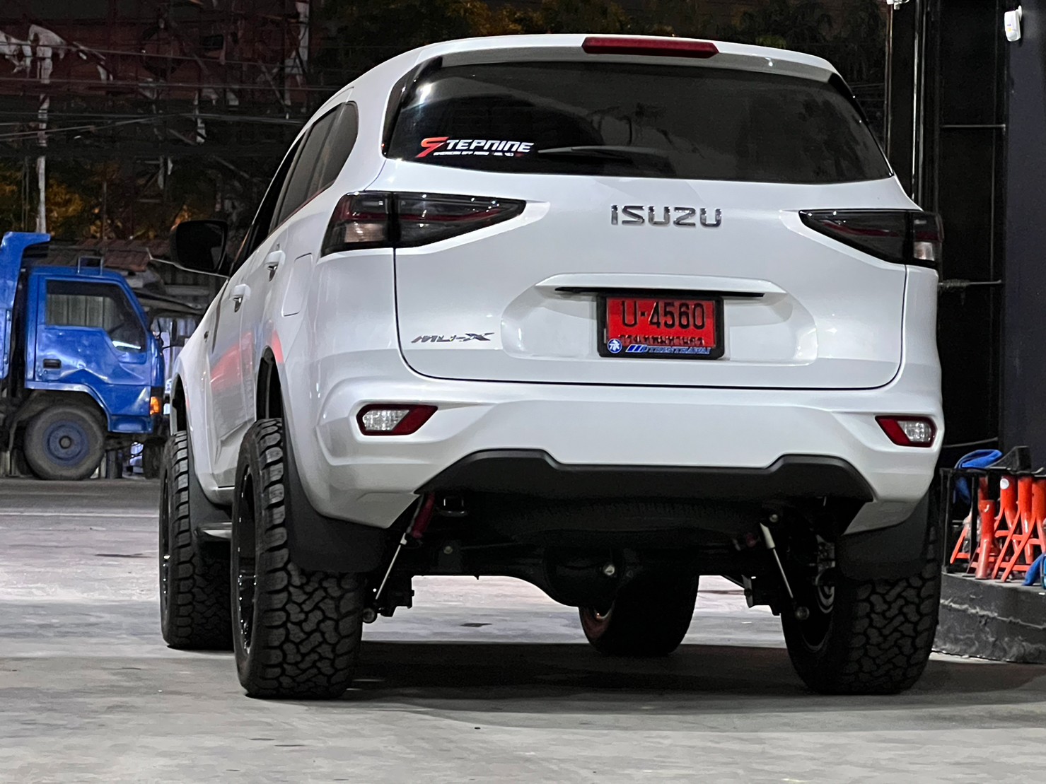 ISUZU MU-X แต่งทรงเมกาที่ STEP9