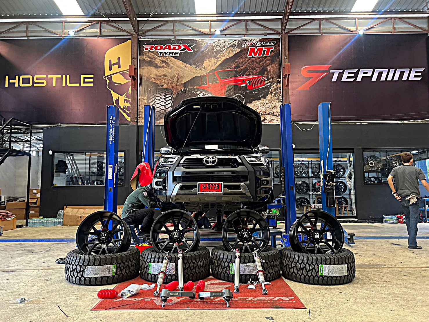 TOYOTA REVO แต่งทรงเมกาที่ STEP9
