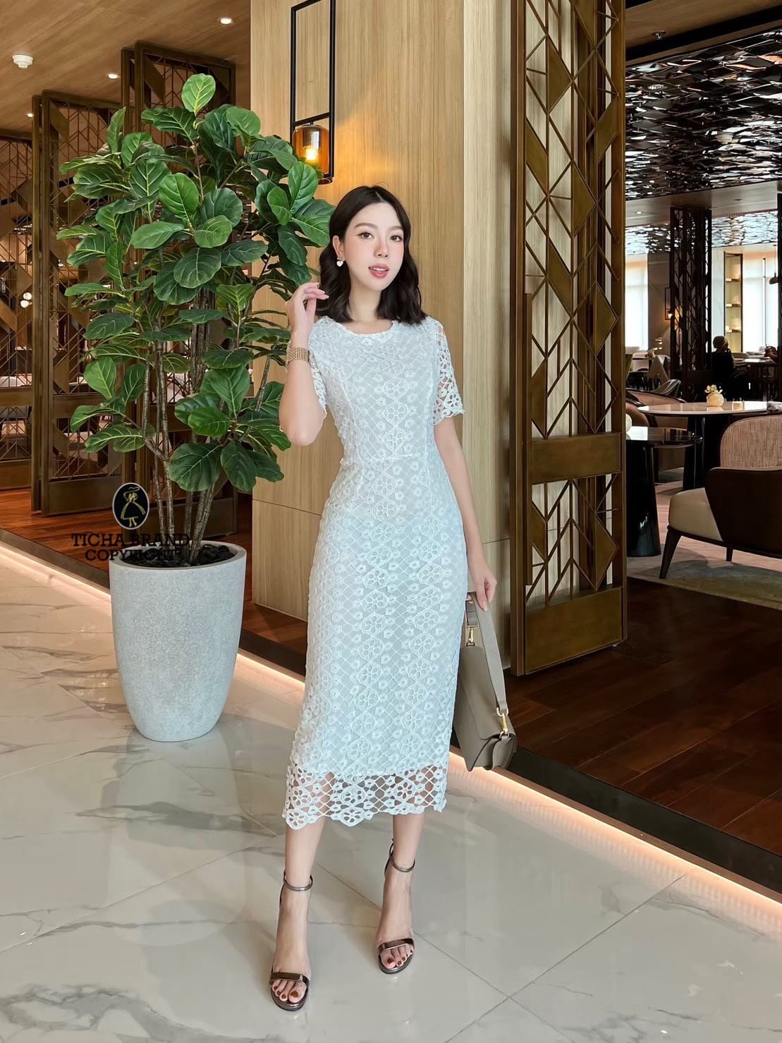 เดรสลูกไม้ฉลุสีขาว แขนสั้น ดีไซน์ผ่าหลัง มีซิปหลัง งานเนื้อผ้าลูกไม้อย่างดี ปักทอฉลุและปักลายดอกไม้ งานสวยเป๊ะงานทรงสวยเขารูป คัตติ้งเนี๊ยบ งานถักทอลูกไม้นิ่ม เย็บซับในอย่างดี คุ้มค่ามากๆ
