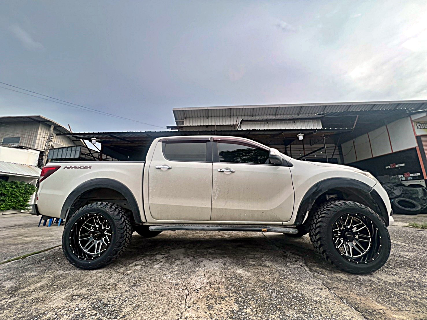 ตัวอย่างการแต่งรถแนวเมกา สำหรับ MAZDA