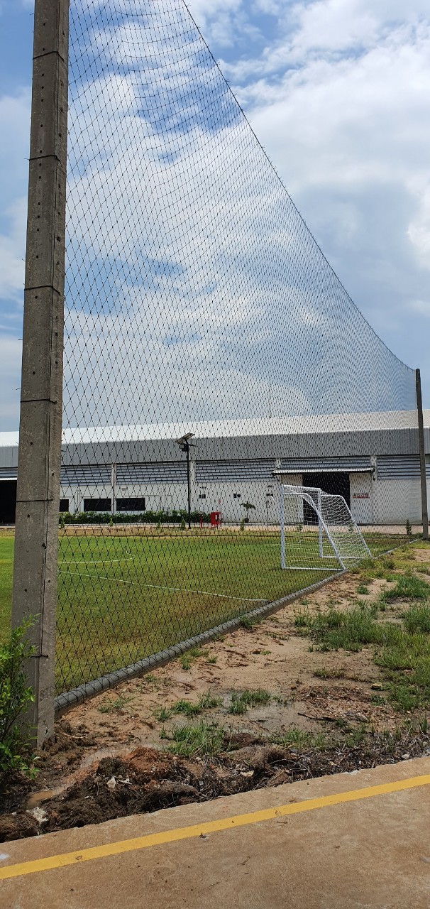 รับ ติดตั้ง ซ่อม ตาข่ายกั้นสนามฟุตบอลในนิคมโรงงาน มีระบบ Safety ตามนโยบายความปลอดภัยควบคุมโดยวิศวกร
