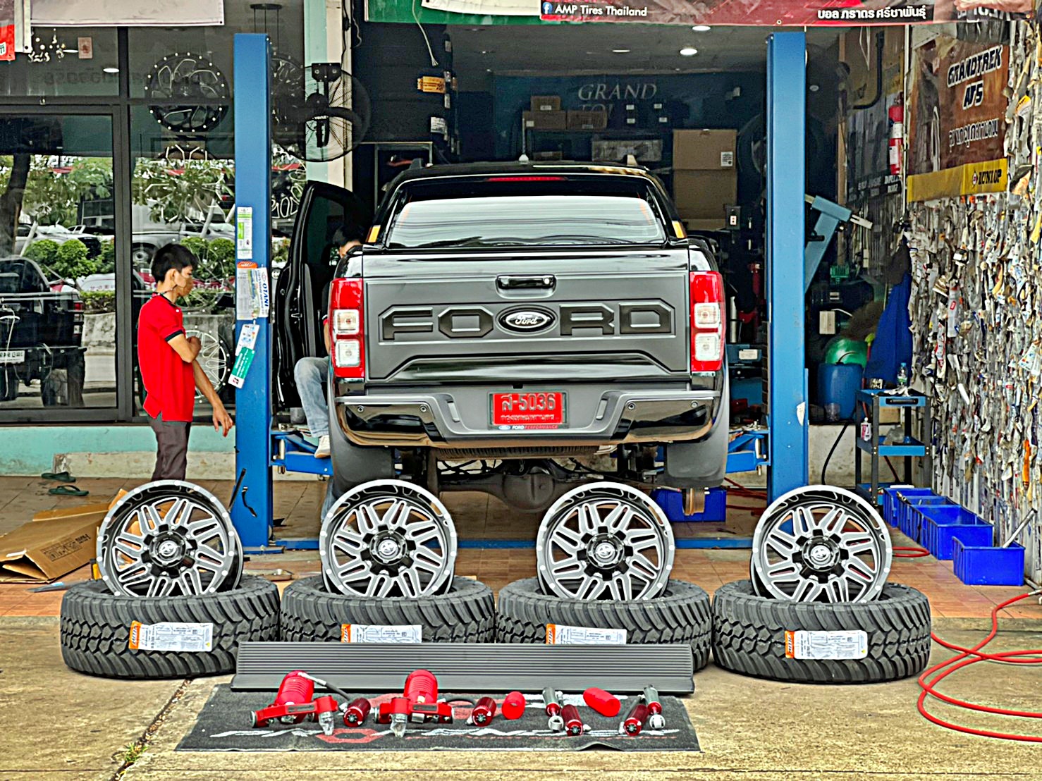 FORD WILDTRAK ชุดแต่งรอบคัน ทรงเมกาที่ STEP9