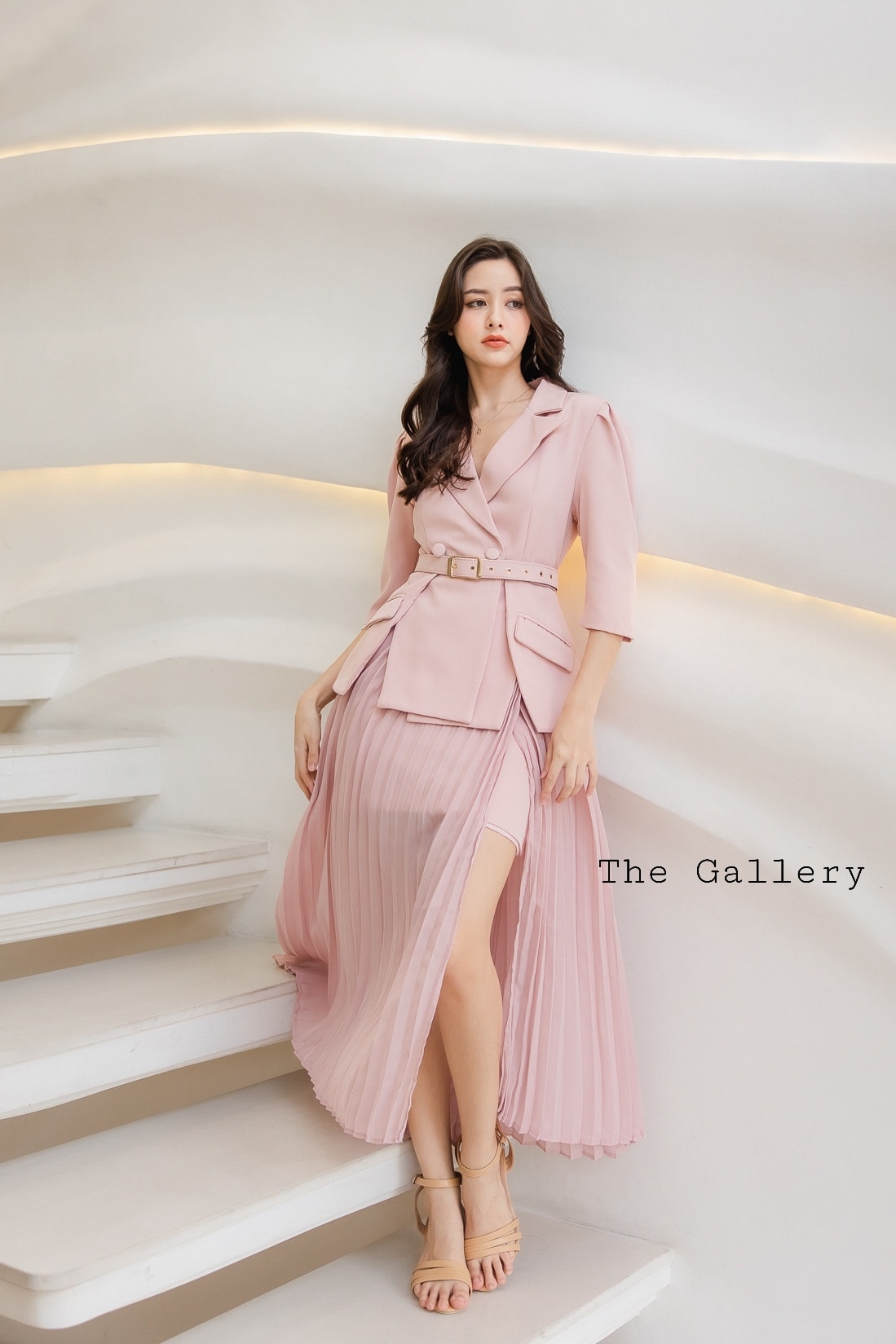 ชุดเซ็ตเสื้อสูทและกระโปรงอัดพลีตพร้อมเข็มขัดในตัว จะออกงานหรือจะแมตซ์ชุดไปทำงาน /ไปเที่ยวต่างประเทศก็ครีเอตลุคสวย