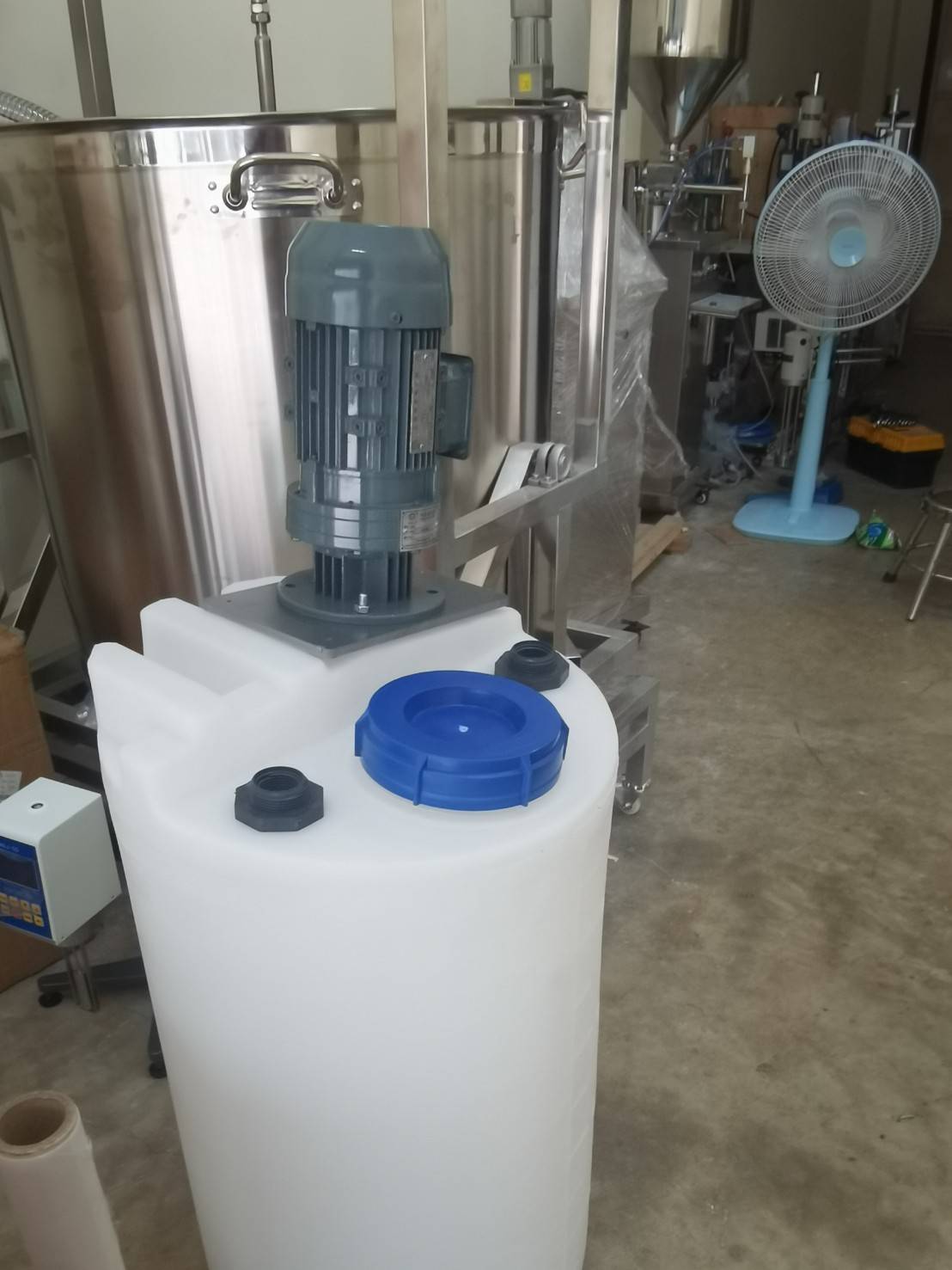 ถังผสม(PE)น้ำยา + พร้อมมอเตอร์หัวปั่น ขนาด 300 ลิตร