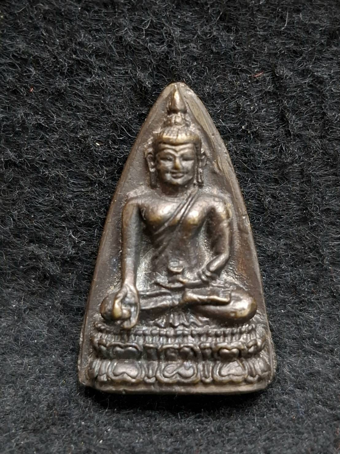 พระกริ่งปางฉันสมอ วัดพระธาตุหริภุญชัย ลำพูน