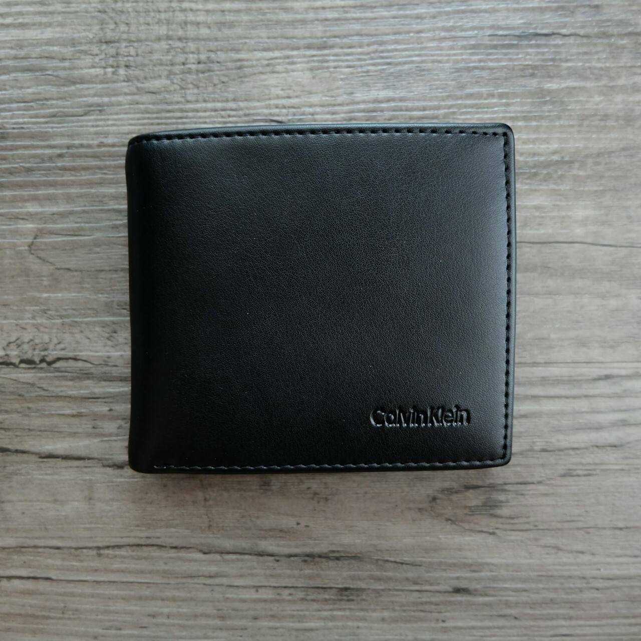 กระเป๋าสตางค์ใบสั้น Calvin Klein Leather Bookfold with Key Fob Set