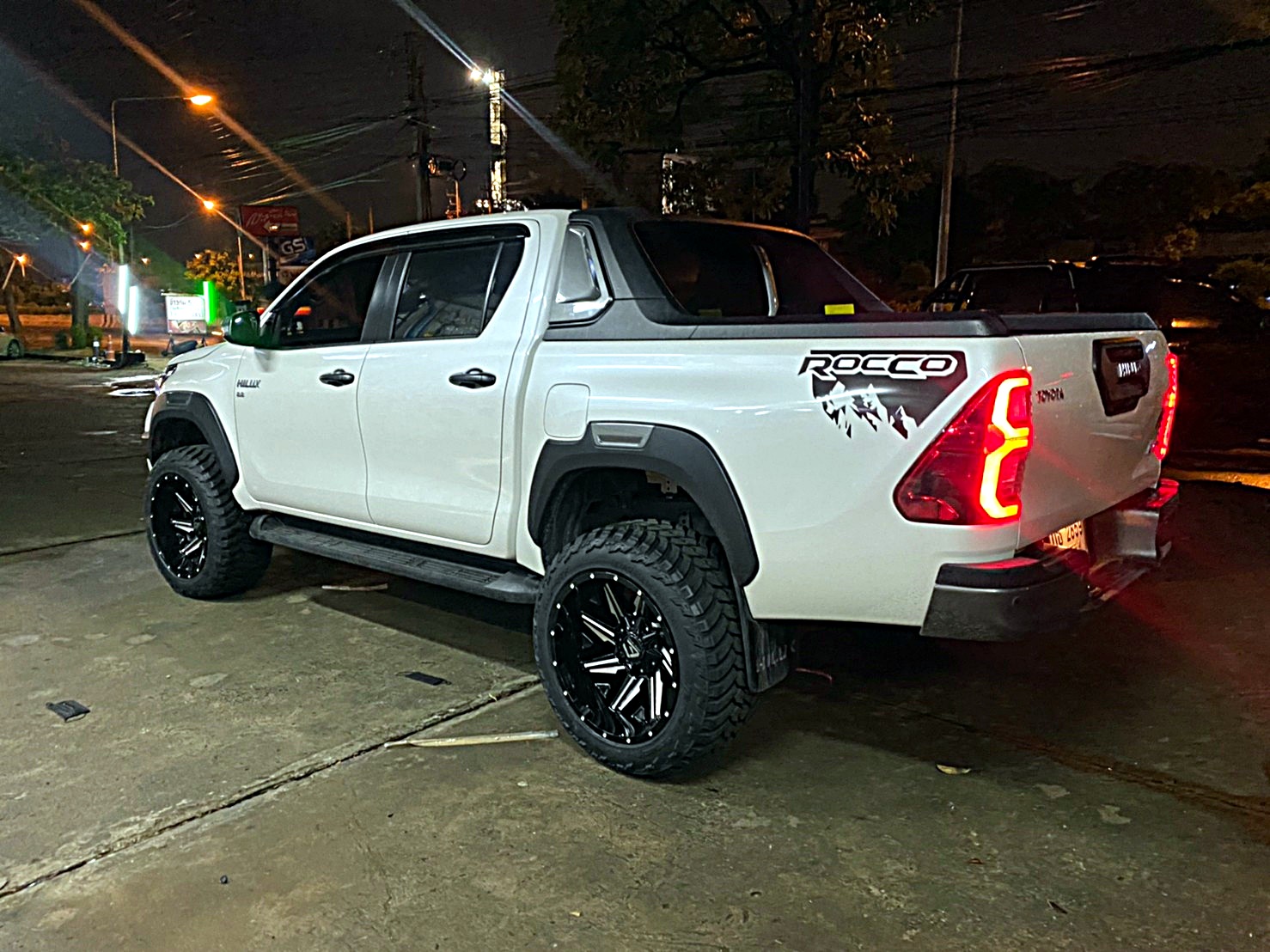 TOYOTA REVO ทรงเมกา