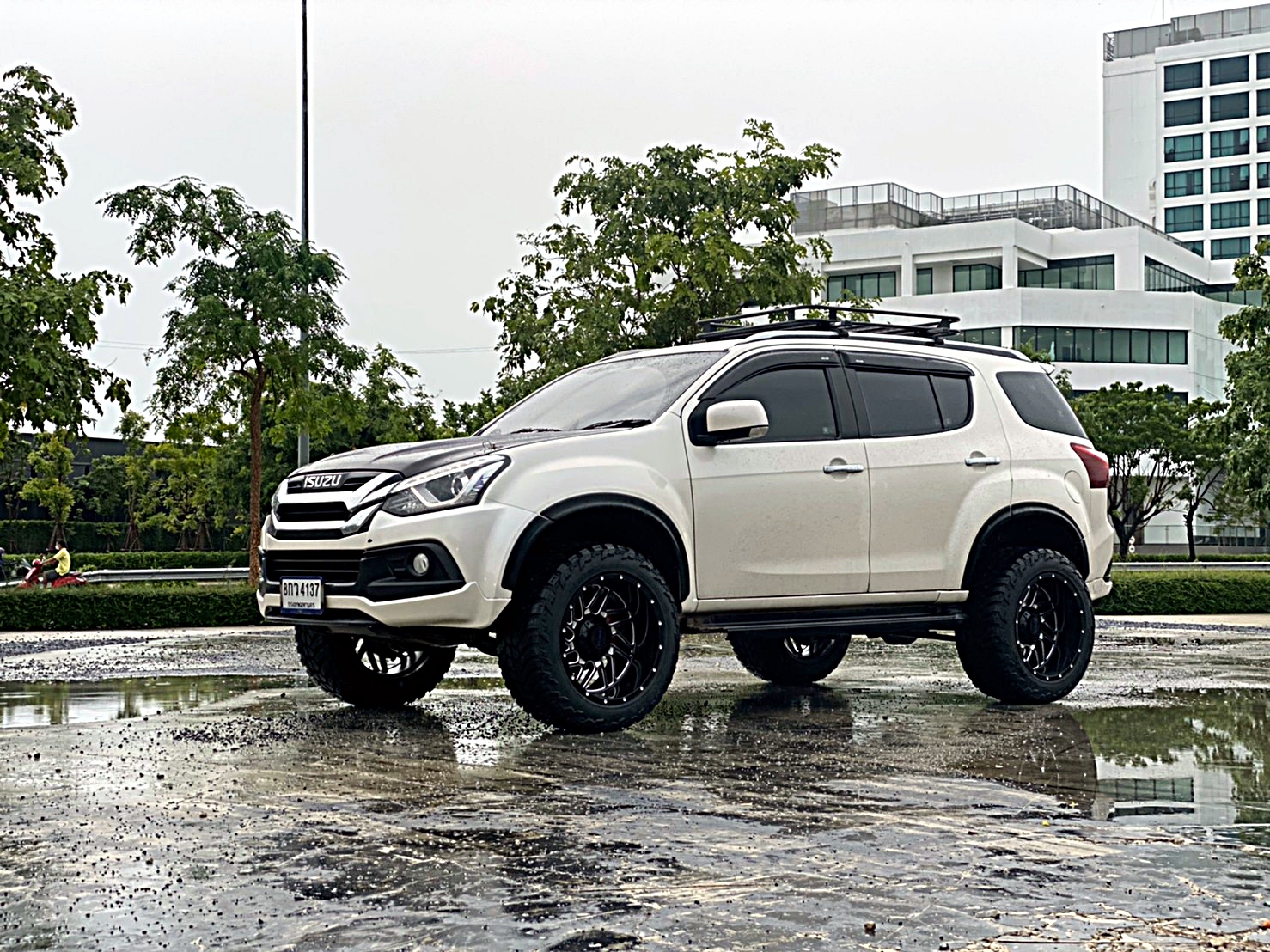 MU-X ทรงเมกา หล่อที่ STEP9