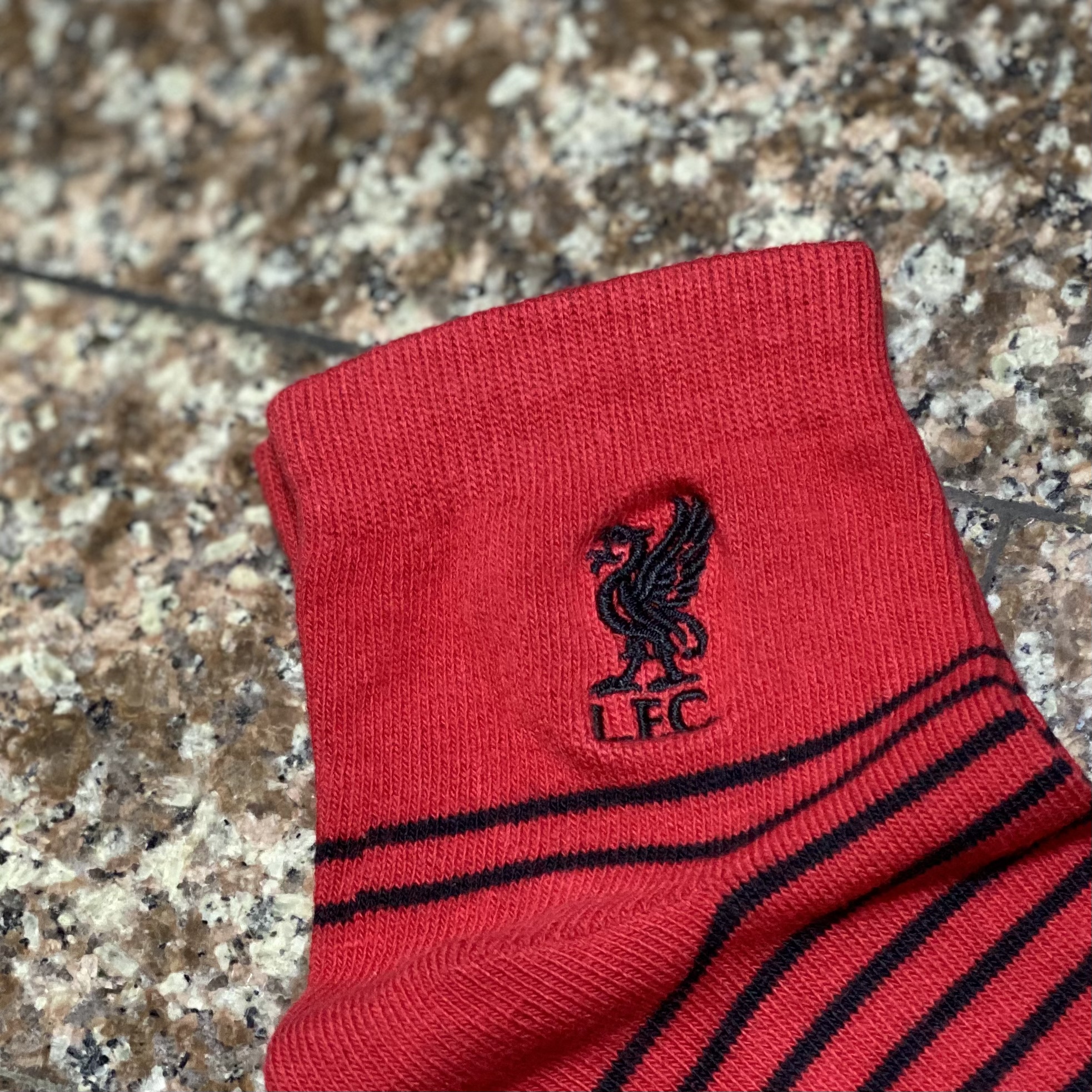 ถุงเท้า Liverpool FC Ankle Socks ‘Abstract Red’