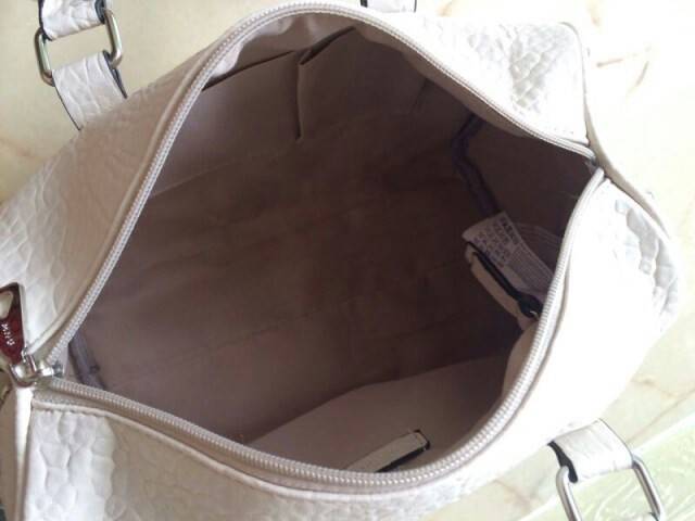 กระเป๋าทรงหมอนแต่งหมุดกลมอะไหร่สีเงิน