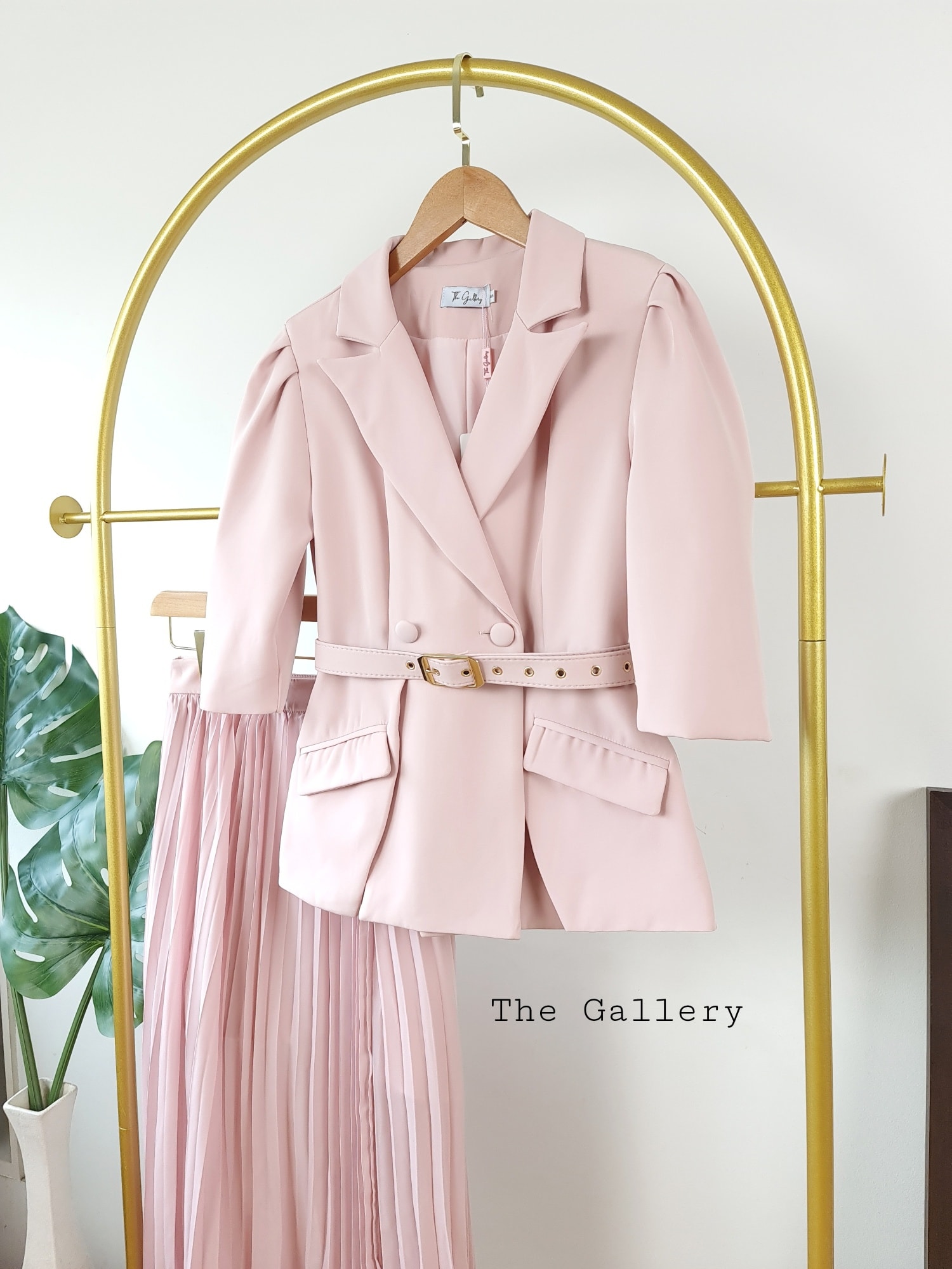 ชุดเซ็ตเสื้อสูทและกระโปรงอัดพลีตพร้อมเข็มขัดในตัว จะออกงานหรือจะแมตซ์ชุดไปทำงาน /ไปเที่ยวต่างประเทศก็ครีเอตลุคสวย