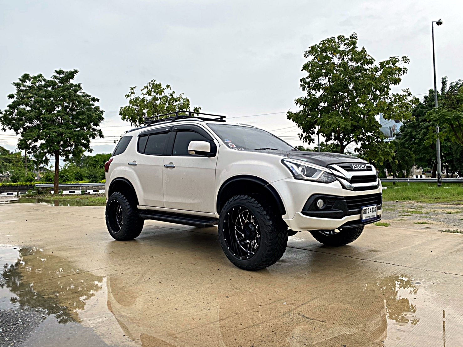 MU-X ทรงเมกา หล่อที่ STEP9