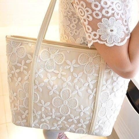 กระเป๋าสะพาย ด้านนอกเป็นลวดลายลูกไม้