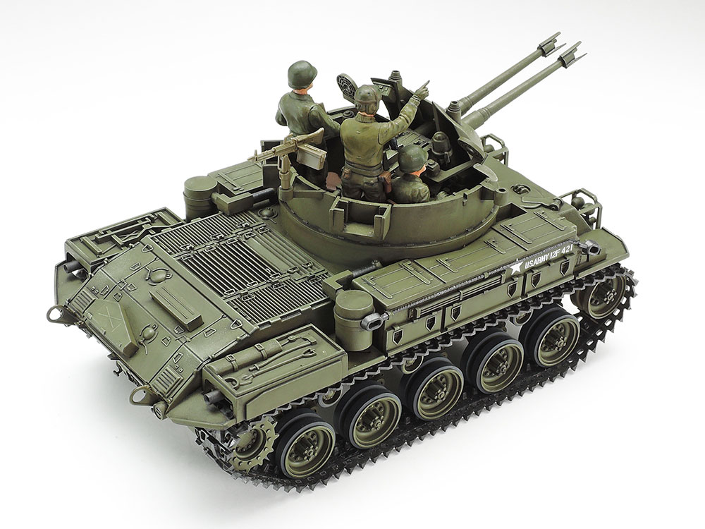 1/35 U.S. SELF-PROPELLED A.A. GUN M42 DUSTER (w/3 FIGURES)