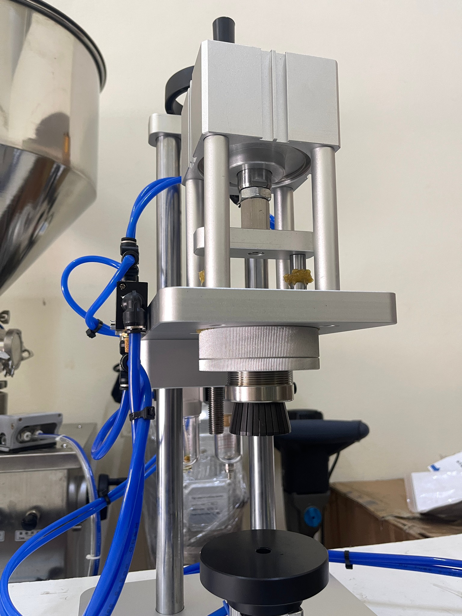 🌈15920 เครื่องหนีบปิดขอบฝาขวดน้ำหอม กึ่งอัตโนมัติ สะดวกไม่ต้องออกแรง รุ่น CYT-01