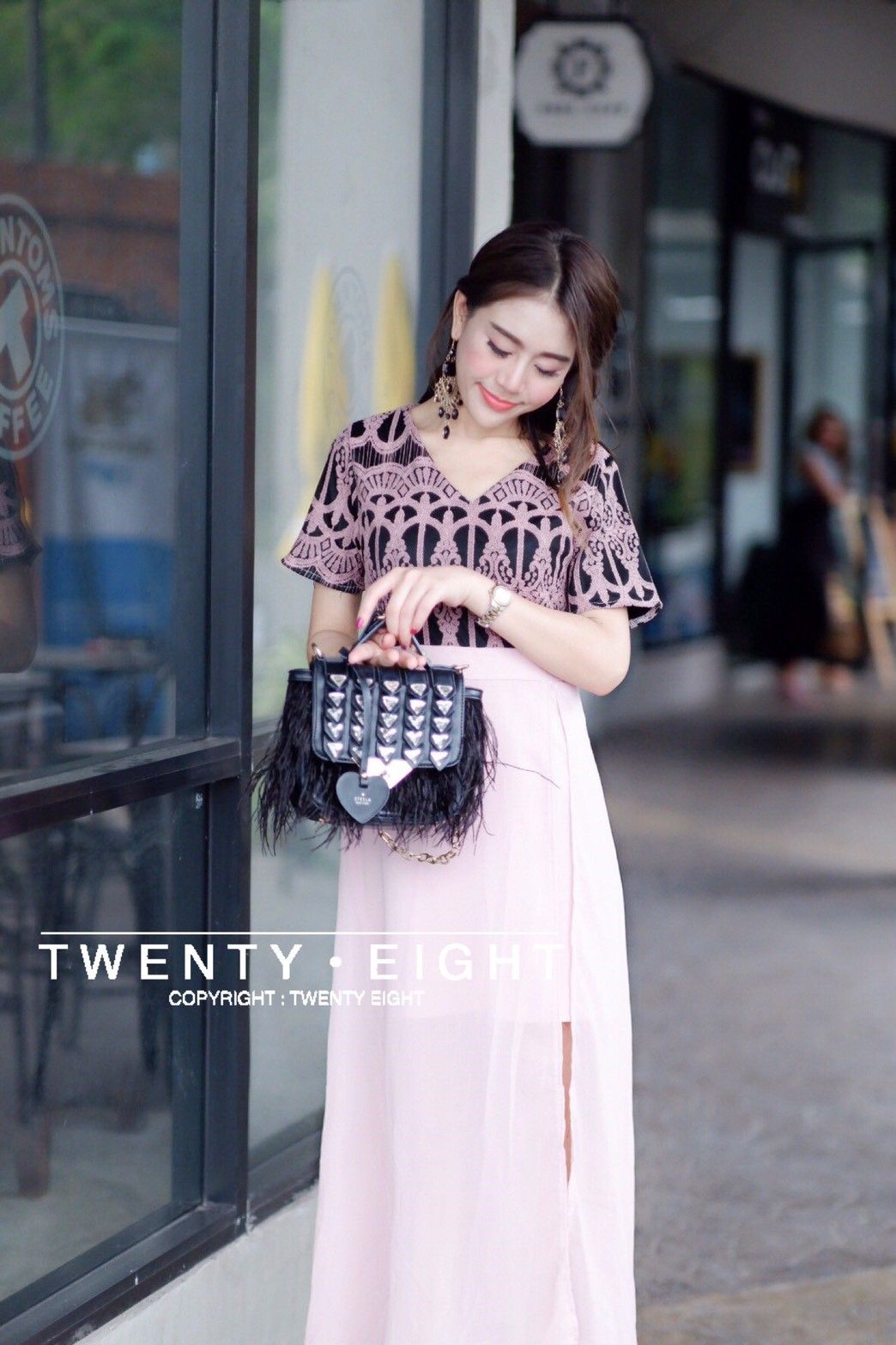 จั๊มขาสั้นแต่งกระโปรงผ่าข้าง