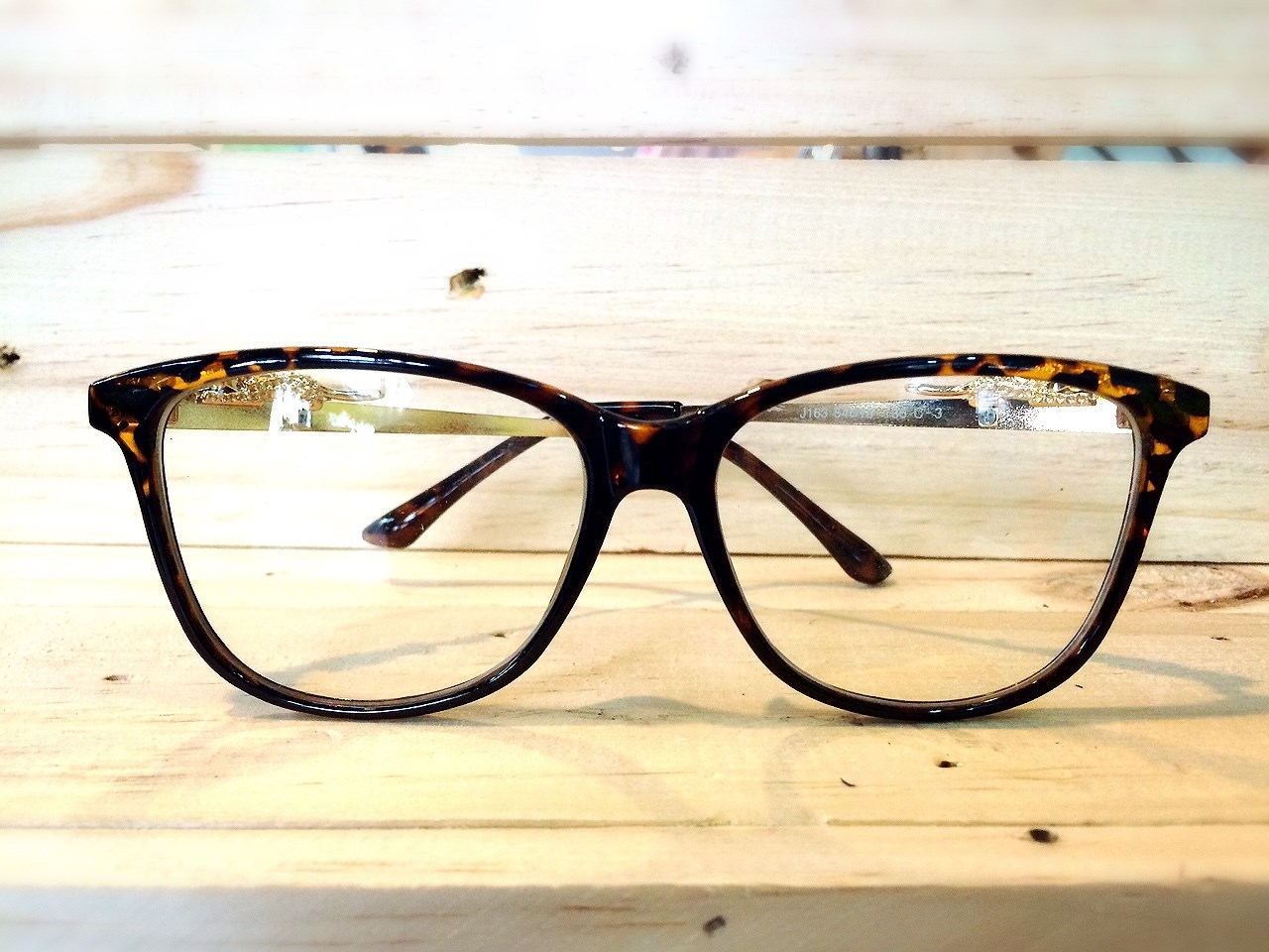 แว่นทรงเหลี่ยม ลายกระน้ำตาล